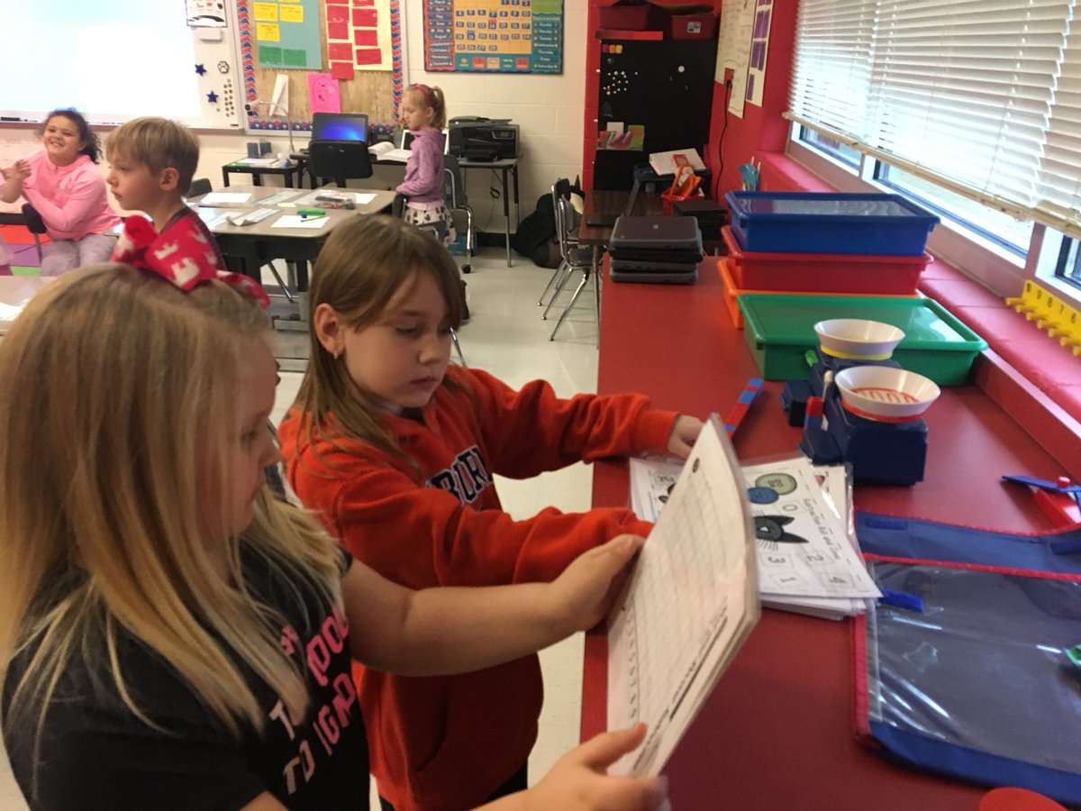 TiffanyReed1st's tweet photo. Straightening supplies for their teacher. #MESkind https://t.co/GD0mBsMxRZ