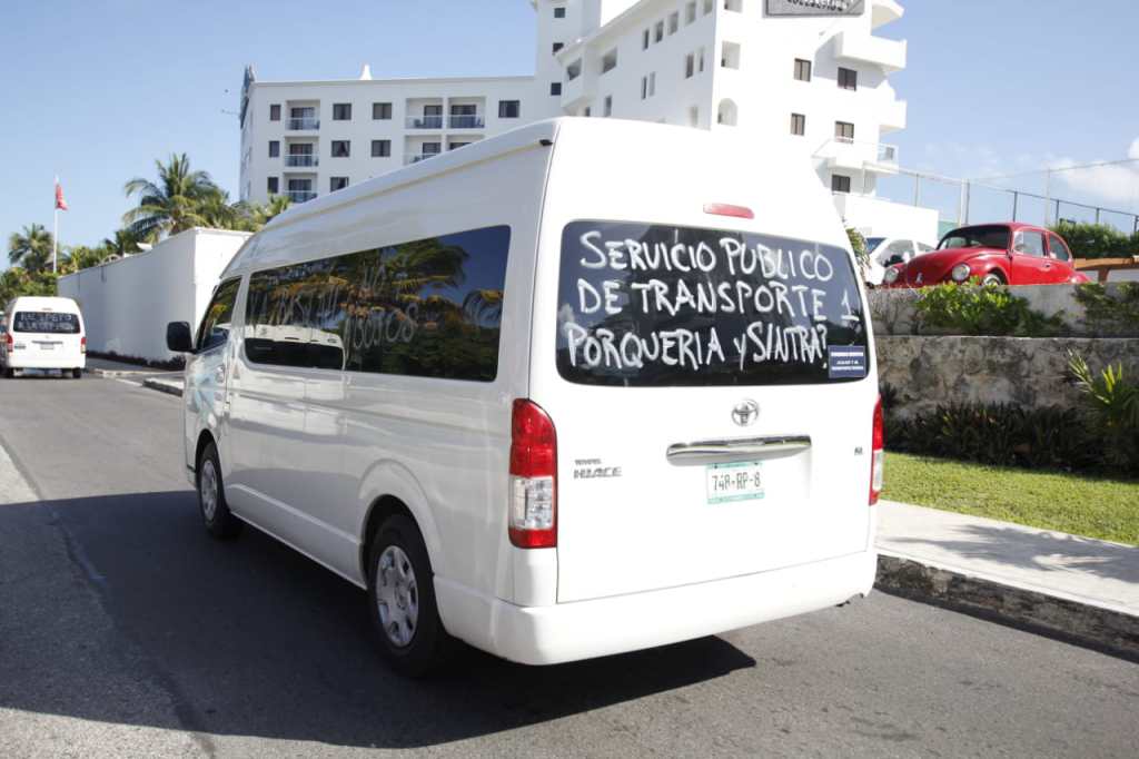 Noticaribe's tweet photo. Protestan transportistas federales en la Zona Hotelera de Cancún por la 'cacería' de Sintra https://t.co/2T7TS5xkFQ https://t.co/LENhxJfpDw