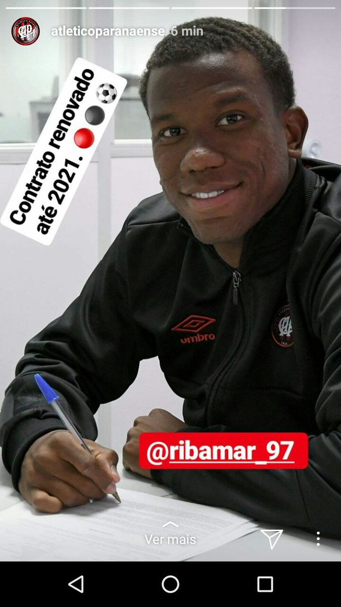 Atleticomusicas's tweet photo. Time em uma situação financeira boa e os cara usando caneta Bic pra assinar contrato, tá de sacanagem @atleticopr https://t.co/57YsNESteo