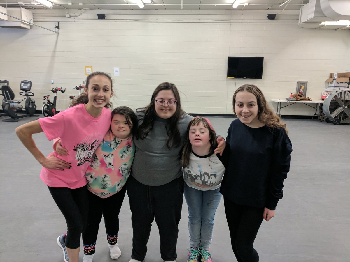 LHS210Goostree's tweet image. Fun Sparkles practice before our performance during @lemontbasketba1  game this Friday 2/9!! #GoLemont #sparkleeffect