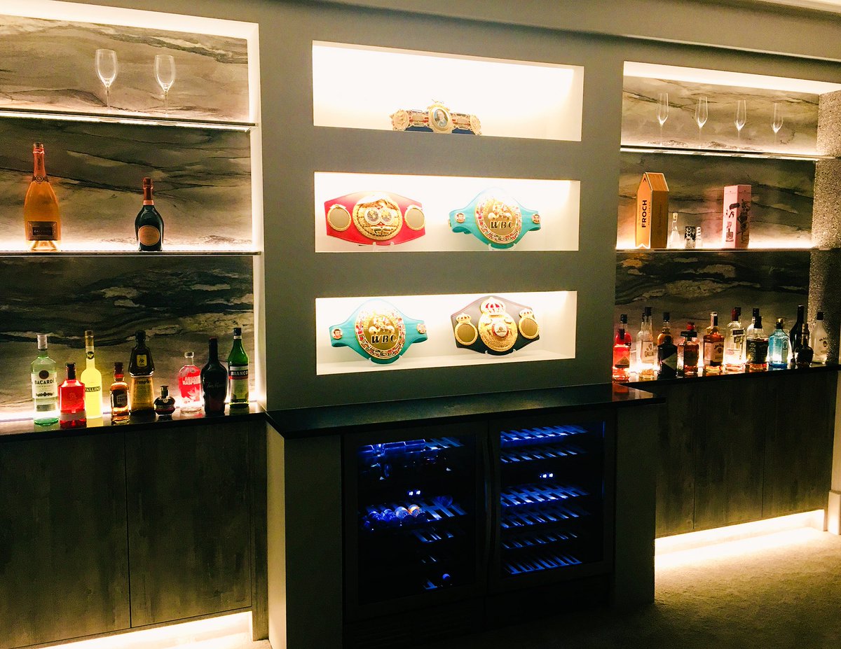 Carl_Froch's tweet image. Finally home from a 14hr day! Time for a quick drink... 🍷