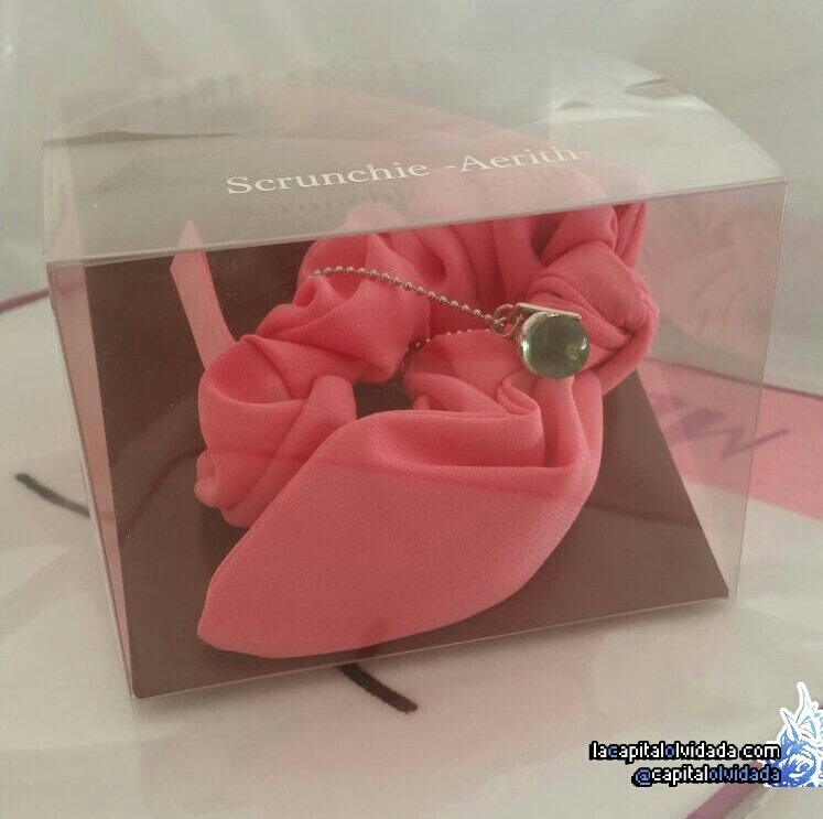 capitalolvidada's tweet photo. Con motivo del cumpleaños de Aeris os mostramos el coletero basado en su lazo, exclusivo de la Exhibición del 30 Aniversario de #FinalFantasy en Japón, acompañado por la materia blanca.
¡Agradecimientos muy especiales a @FabulaNova por conseguirnos este tesoro, kupó! #FF30th https://t.co/PoDODLWyRa