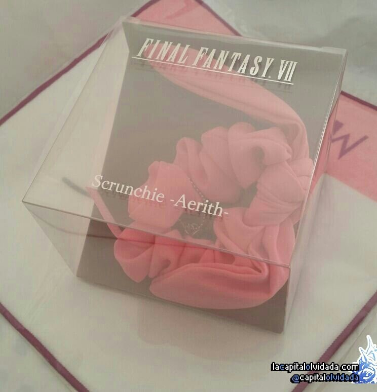 capitalolvidada's tweet photo. Con motivo del cumpleaños de Aeris os mostramos el coletero basado en su lazo, exclusivo de la Exhibición del 30 Aniversario de #FinalFantasy en Japón, acompañado por la materia blanca.
¡Agradecimientos muy especiales a @FabulaNova por conseguirnos este tesoro, kupó! #FF30th https://t.co/PoDODLWyRa