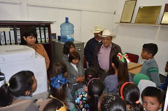 CastaosAdmon201's tweet photo. #Castaños 
#EsfuerzoQueNosMueve 
Alumnos de la Esc. Unitaria Unión Campesina del Ej. Palo Blanco visitaron la Presidencia Municipal para conocer las funciones que se desempeñan en cada una de las áreas. #VamosPorMás 
#FuerteCoahuilaEs @mrikelme @sam6604 @berino_jesus @JLunamena https://t.co/xkH2wojruI
