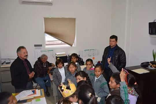 CastaosAdmon201's tweet photo. #Castaños 
#EsfuerzoQueNosMueve 
Alumnos de la Esc. Unitaria Unión Campesina del Ej. Palo Blanco visitaron la Presidencia Municipal para conocer las funciones que se desempeñan en cada una de las áreas. #VamosPorMás 
#FuerteCoahuilaEs @mrikelme @sam6604 @berino_jesus @JLunamena https://t.co/xkH2wojruI
