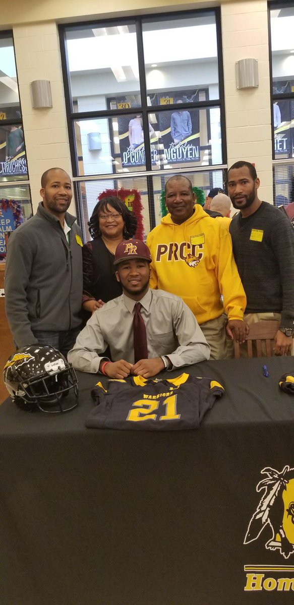 chad_searight's tweet photo. Officially a Wildcat a dream come true can’t wait to see what God has plans for me next‼️🙏🏽 @CoastCoverage @PearlRiverCC_FB @DHSFootballRec @Coastfootball https://t.co/0pVtvqe49D