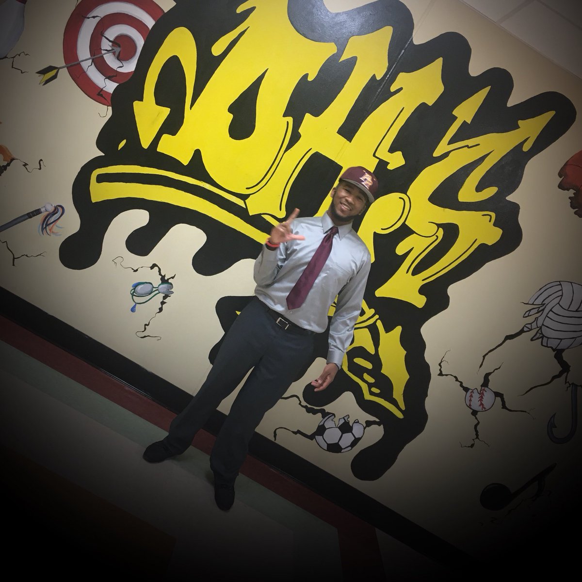 chad_searight's tweet photo. Officially a Wildcat a dream come true can’t wait to see what God has plans for me next‼️🙏🏽 @CoastCoverage @PearlRiverCC_FB @DHSFootballRec @Coastfootball https://t.co/0pVtvqe49D