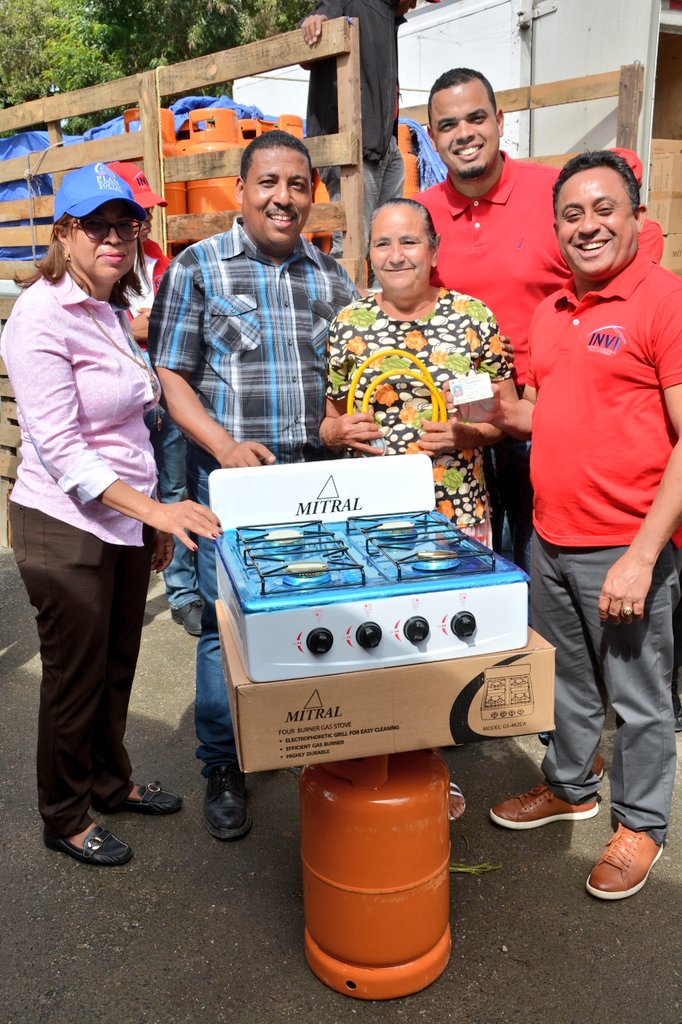 mivhed_rd's tweet photo. SANTIAGO | El gobierno Dominicano🇩🇴a través de nuestra institución lleva alegría a comunidades de Tamboril, beneficiando a más de 200 familias de escasos recursos con el cambio de fogones por estufas y cilindros de gas. La entrega fue encabezada por nuestro Dir. @Mayobanexe https://t.co/fHfn1ah9eh