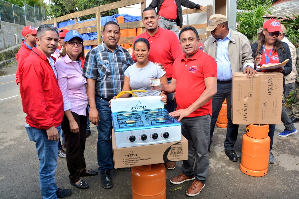 mivhed_rd's tweet photo. SANTIAGO | El gobierno Dominicano🇩🇴a través de nuestra institución lleva alegría a comunidades de Tamboril, beneficiando a más de 200 familias de escasos recursos con el cambio de fogones por estufas y cilindros de gas. La entrega fue encabezada por nuestro Dir. @Mayobanexe https://t.co/fHfn1ah9eh