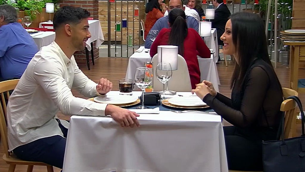 cuatro's tweet photo. Pablo, de Aina: “Como no lleva sujetador, cuando se mueve me entra 'una caló' que se me quita el hambre” #FirstDates555 https://t.co/LhkFzT6lxm https://t.co/lEcIUgVfMW