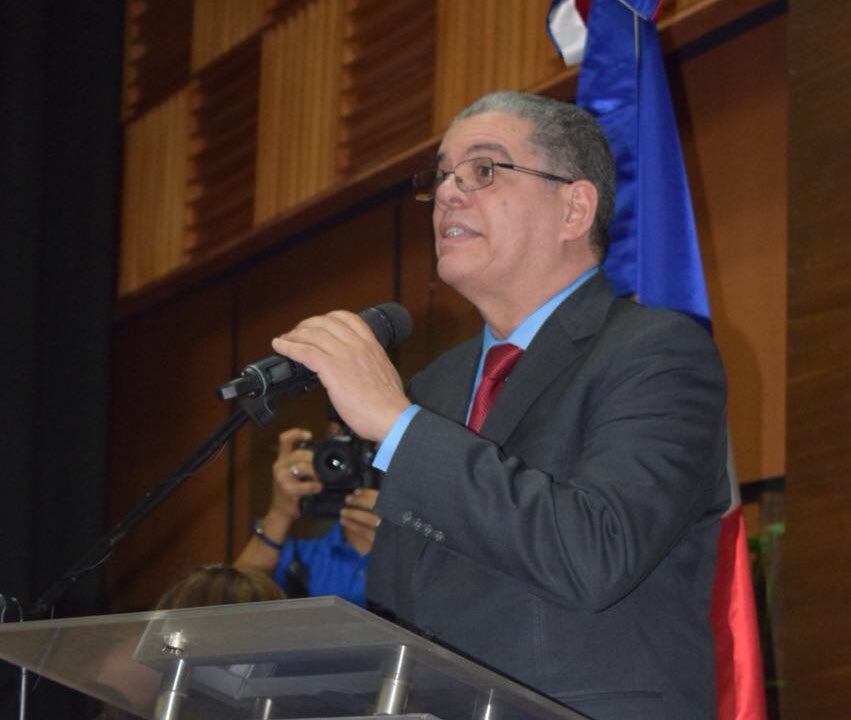 MinInteriorRD's tweet photo. "Hemos ordenado la reparación y equipamiento de todos los Centros
Comunitarios y Centros Tecnológicos que tienen los #ConsejosCOmunitarios en los diferentes barrios donde operan, con una inversión de RD$29, 216,250.00." @CarlosAmaranteB #EncuentroNacionalComunitario https://t.co/kp8xV4OfQF