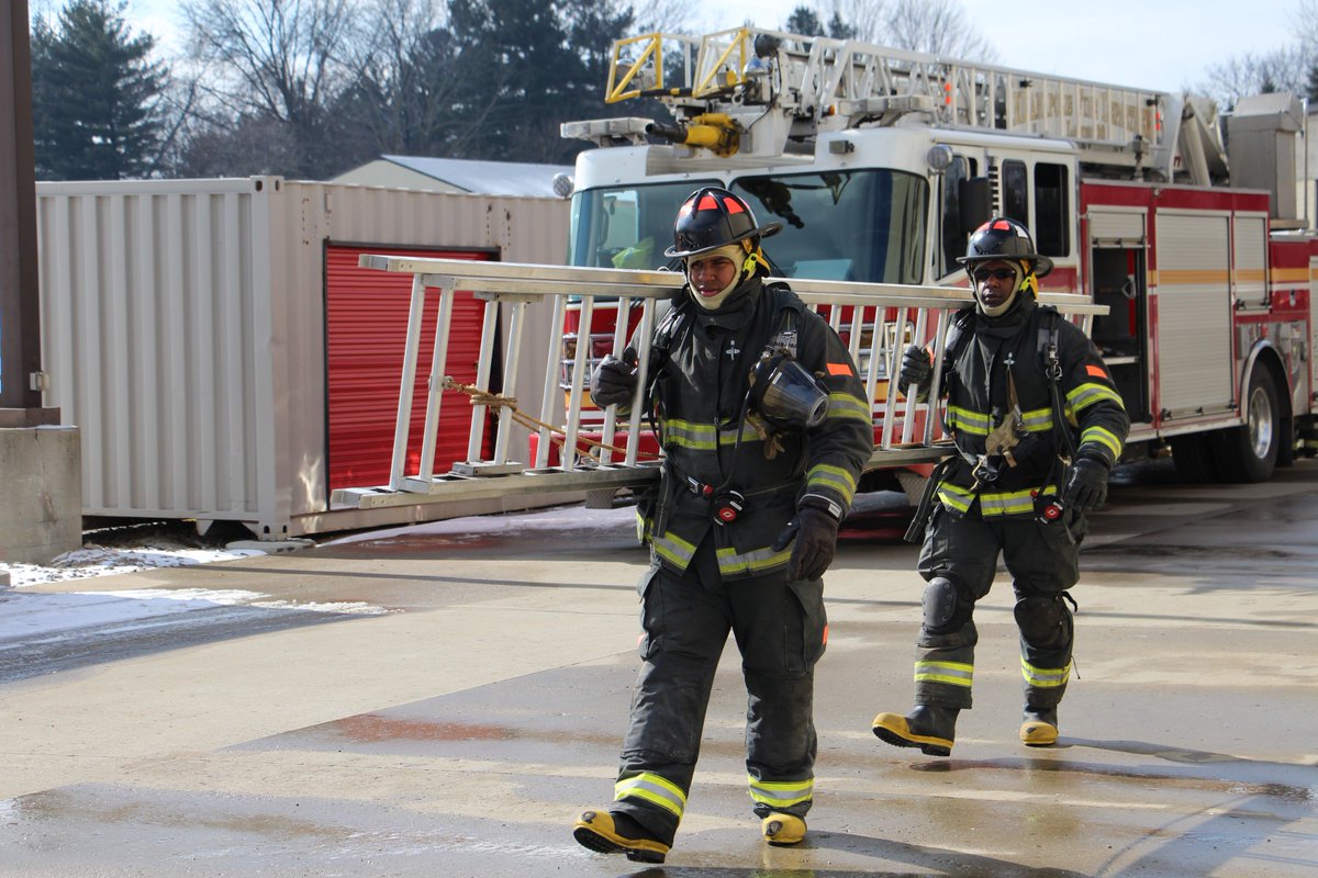 IFD_NEWS's tweet image. Week 13 of recruit school has these new firefighters braving bitter cold temps as they learn basic ground ladder carry skills.  #BasicsMatter &amp;amp; these recruits are zoned in and ready to learn.  #Class82  🚒🔥