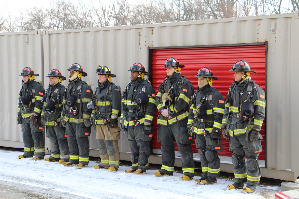 IFD_NEWS's tweet image. Week 13 of recruit school has these new firefighters braving bitter cold temps as they learn basic ground ladder carry skills.  #BasicsMatter &amp;amp; these recruits are zoned in and ready to learn.  #Class82  🚒🔥