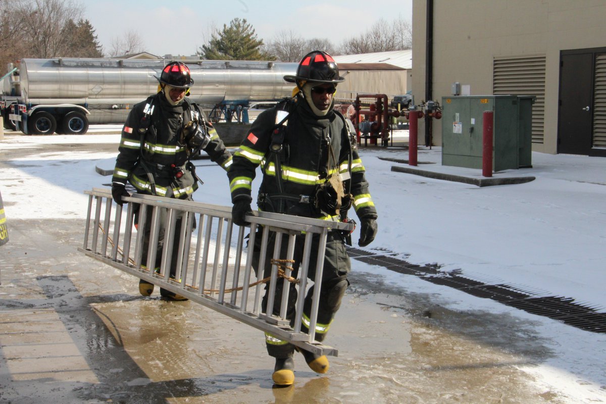 IFD_NEWS's tweet image. Week 13 of recruit school has these new firefighters braving bitter cold temps as they learn basic ground ladder carry skills.  #BasicsMatter &amp;amp; these recruits are zoned in and ready to learn.  #Class82  🚒🔥