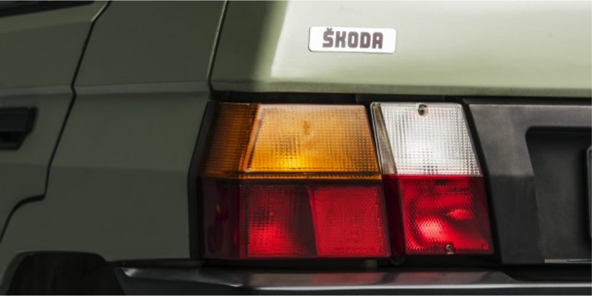 SkodaColombia's tweet photo. Uno de los cásico de ŠKODA, el FAVORIT que acompañó por mucho tiempo a muchas personas que buscaron un auto simplemente inteligente. ¡Así eran sus luces traseras! https://t.co/ugabYrYVRU