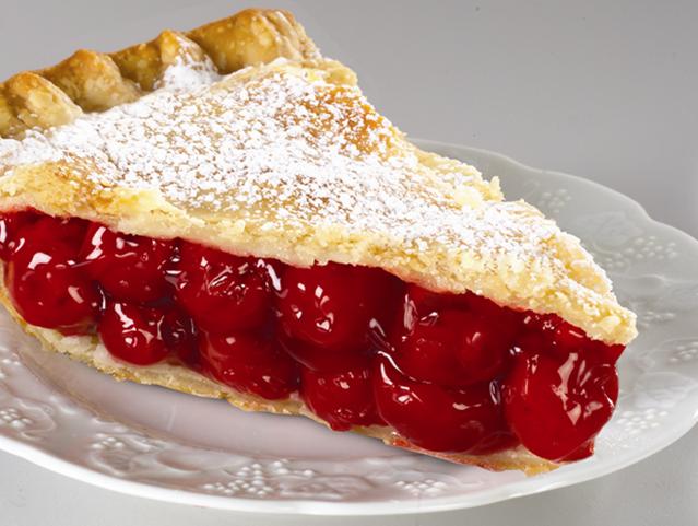 Украшение пирога ягодами. День вишневого пирога. Пирог с брусникой и меренгой. День вишневого пирога. День вишневого пирога.