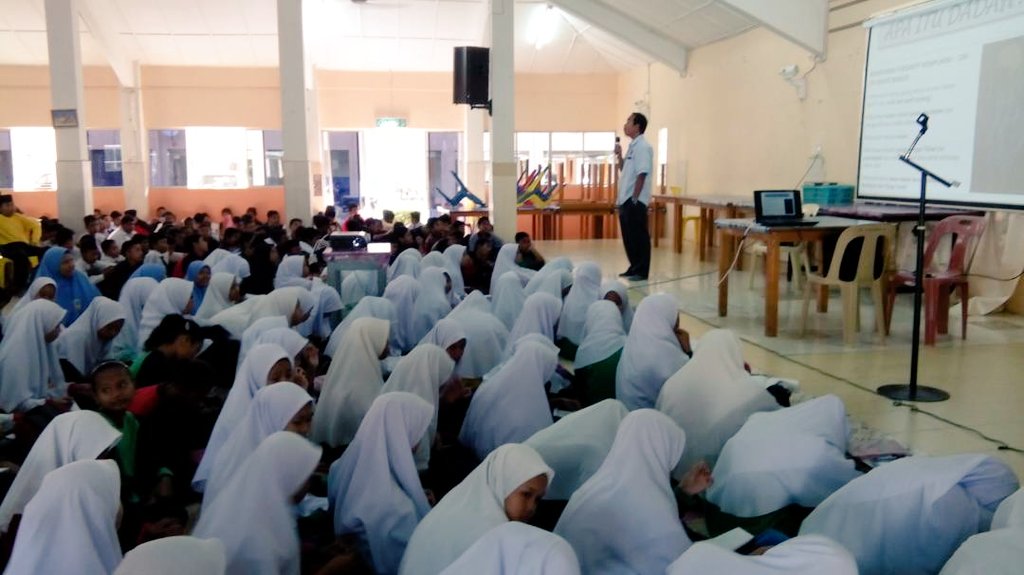 aadkgm's tweet photo. 7/1/18 Ceramah &amp; pameran SMK Bendahara @aadkkelantan https://t.co/A2Z2GeSjgs