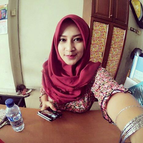 AldilaMelyani's tweet photo. lagi di rumah bu rw tapi bu rw nya baru aja pergi kata suaminya, terus aku disuruh nunggu deh kata suaminya gak lama, yauda aku tunggu, bosen jadi selfie aja buat followerku 😊 https://t.co/YxBTZGl3Fq