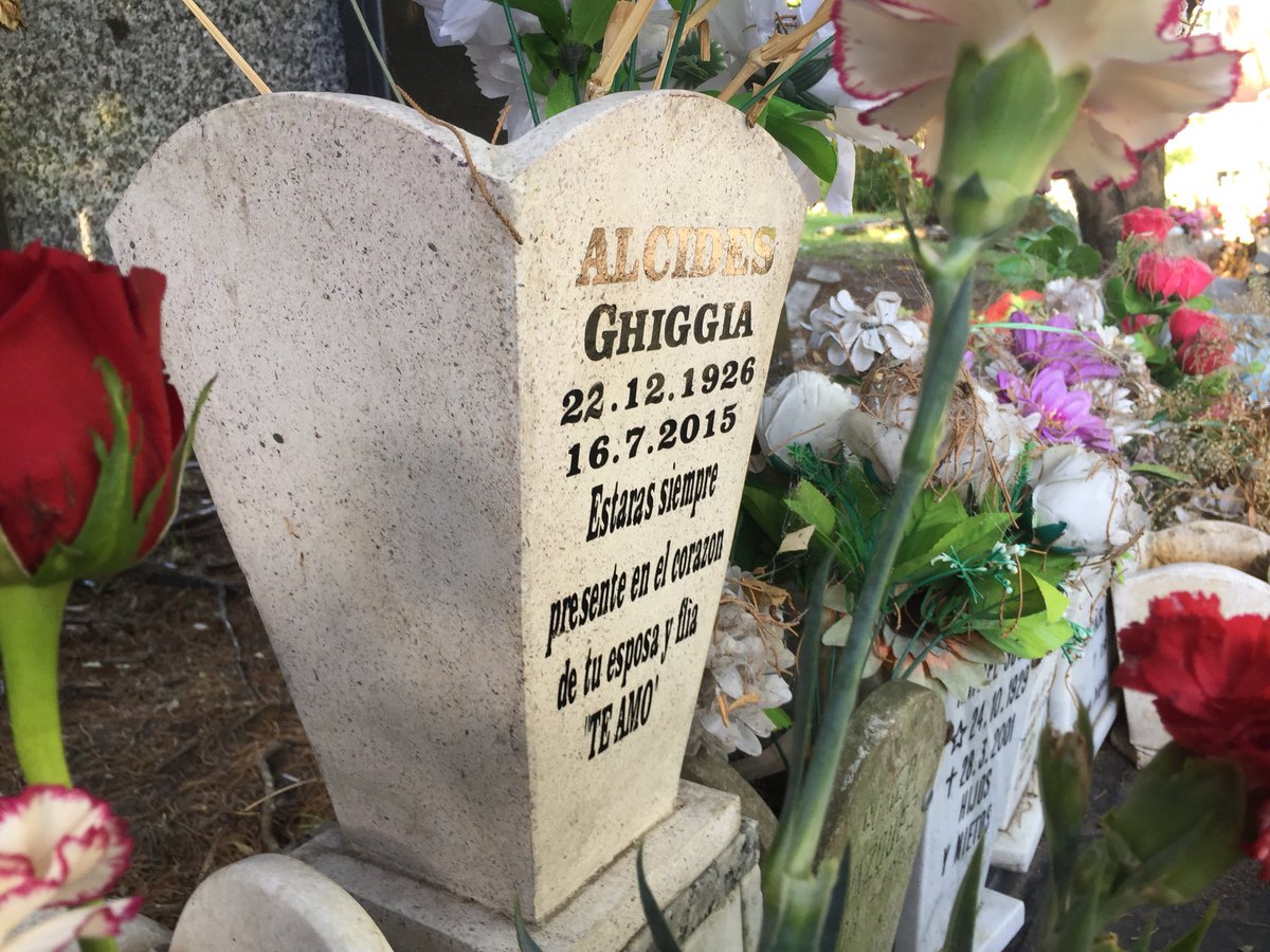 askomartin's tweet photo. Panteón de los Olimpicos, Cementerio del Buceo. Los restos de 4 planteles Campeones del Mundo en una misma tumba. Unico en el mundo. Emocionante. Paisito? No, Paisote! https://t.co/oHoEA71xog