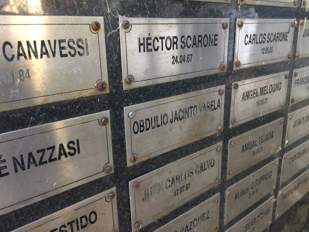 askomartin's tweet photo. Panteón de los Olimpicos, Cementerio del Buceo. Los restos de 4 planteles Campeones del Mundo en una misma tumba. Unico en el mundo. Emocionante. Paisito? No, Paisote! https://t.co/oHoEA71xog