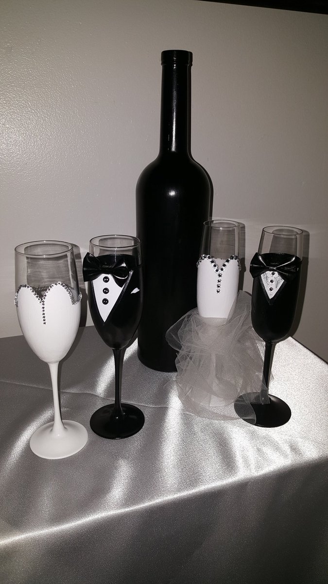 TonyaPerkins65's tweet photo. New collection for 2018
#brides #weddings #keepsake 
#groom #bridalgifts #glasses https://t.co/idHYGWv5PZ
