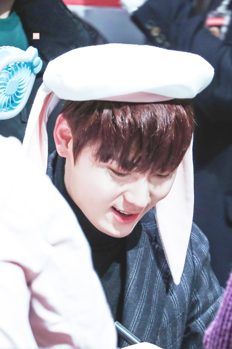 wannaoneinaa's tweet photo. 180207 Lotteria Fansign

Cr. whitedreamer

#wannaone #wannable #wannaonefansign #HwangMinhyun #WannableSelcaDay https://t.co/OXpNtbe6r7