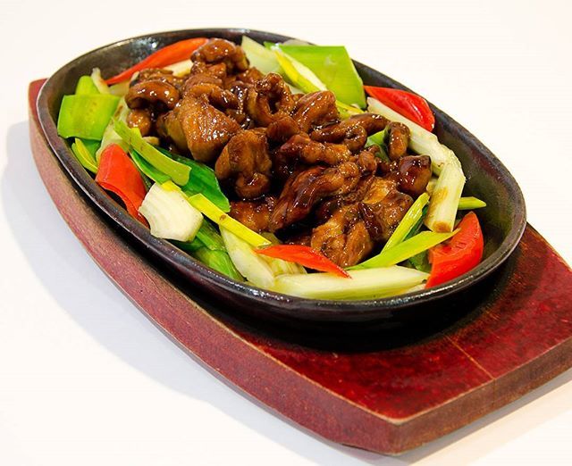 yangsingcathay's tweet photo. Fancy something a bit different? Taiwanese Sizzling Chicken😋with sweet soya sauce😋 #sizzlingchicken #soyasauce #cantonesefood #yangsingcathay #Chinese #springonion https://t.co/sgoJfspyFL https://t.co/u8FXvL7mrh