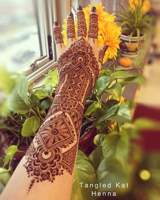 katbrouse's tweet photo. This was fun. ๐ #henna #hennadesign #hennainspire #hennaarm #bridal #bridalhenna #hennatattoo #mehndi #mehndiart #mehndidesign #mehndihenna #mehndilover #itsallinthedetail #detail #details #detailsmatter #baltimore #maryland #bmore #mybmore #baltimoreart #marylandartist #taโฆ https://t.co/YWmtwnw2eS
