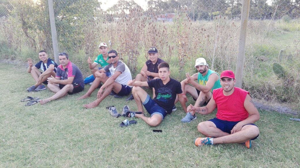 CancherosOK's tweet photo. #Pretemporada @IndDeAbasto Los pibes del Rojo acompañando al plantel en su entrenamiento. https://t.co/D5I9xaNT0R