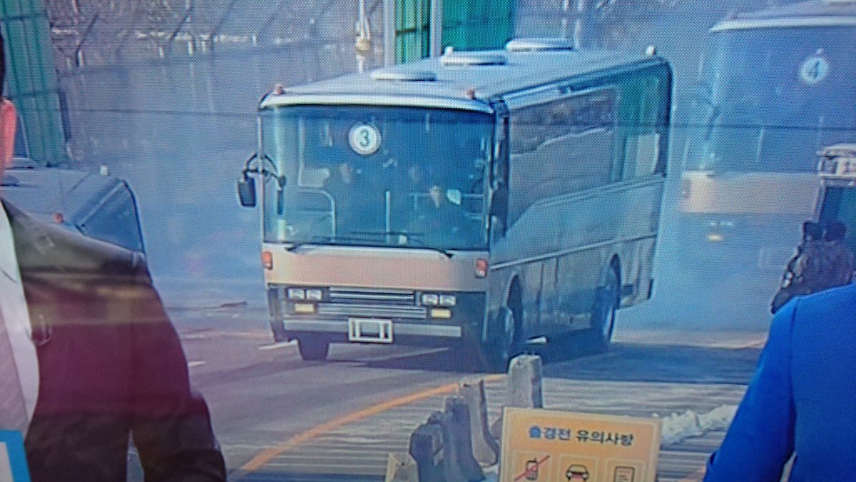 コウさん 北朝鮮に行っている富士重工r3ボディ よく見ますと固定窓なので 装備的にはいいのかなと思ってしまいます ただ 恐らく30年は超えているのでは とは思いますが コウさん 北朝鮮に行っている富士重工r3ボディ よく見ますと固定窓なので 装備的にはいいのかなと思ってしまいます ただ 恐らく30年は超えているのでは とは思いますが