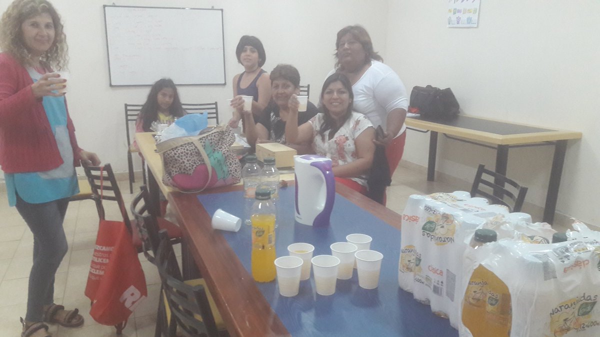 FerSiarezEa's tweet photo. #Ahora Técnica de #Mosaicos junto a las mamis en  #PlayonEducativo #Vaqueros @liliruiz_ruiz @patriciapinasco @fguillesaavedra @artydance23 @matiaszaki16 @maclopezmorillo @ricardinius https://t.co/5H1LBKx7JA