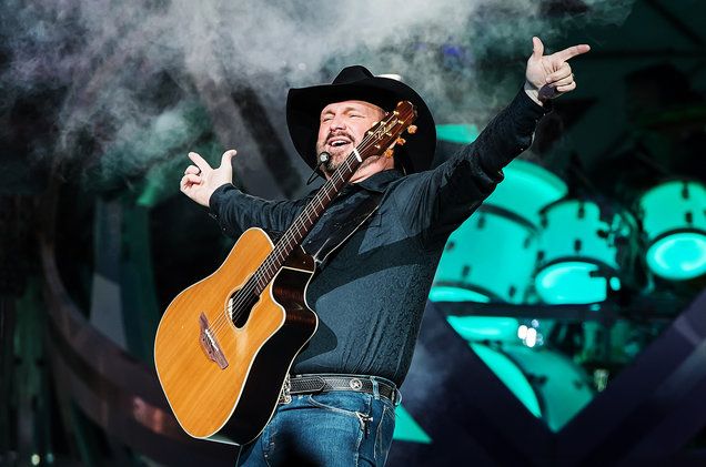 Happy birthday to the rockin\ country pioneer, Garth Brooks! 