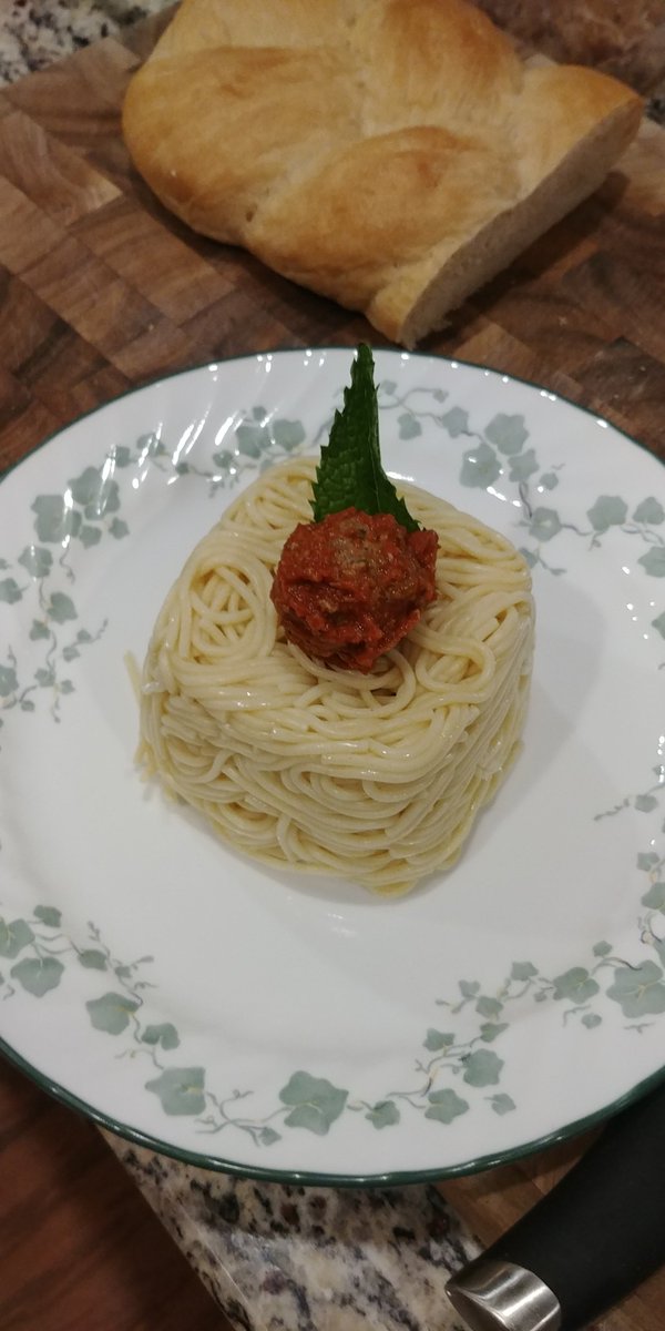 MarkWCarson's tweet photo. @GordonRamsay Having spaghetti &amp; meatball. What do you think of the plating? https://t.co/YYpoDedrlj