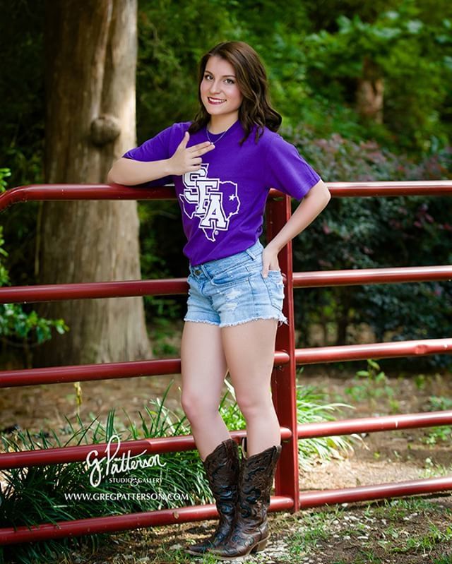 houseofphotonac's tweet photo. Throw up your axe 'ems, your gig 'ems, your hook 'em horns, hey even your kat's paw... π This session is all about YOU! Senior portraits at #gpattstudio #nacogdochestx #modernsenior https://t.co/ZnUzL8hn5H https://t.co/emtNF280Ya