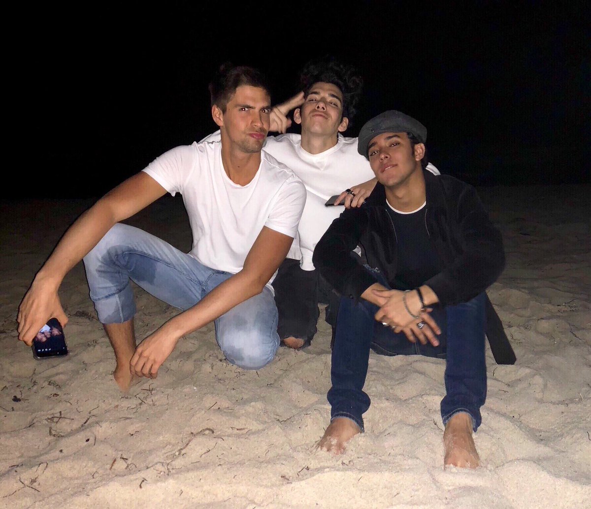 JOELDELE0N's tweet photo. a night at the beach 🌝🌊 https://t.co/JM2hwYFOWK