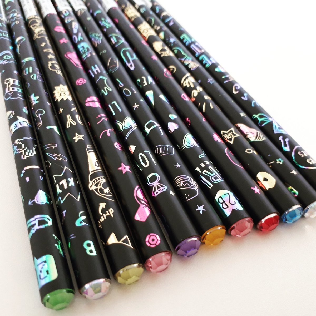 ファンシー文具youtuber Odaチャンネル キラキラストーンが付いた 箔押し超豪華鉛筆 マットな触り心地でgood 硬度はhb B 2bとフルラインアップ 価格はちゅ と半端に90円 税 笑 文房具 文具 筆箱 ペンケース ペンポーチ ファンシー