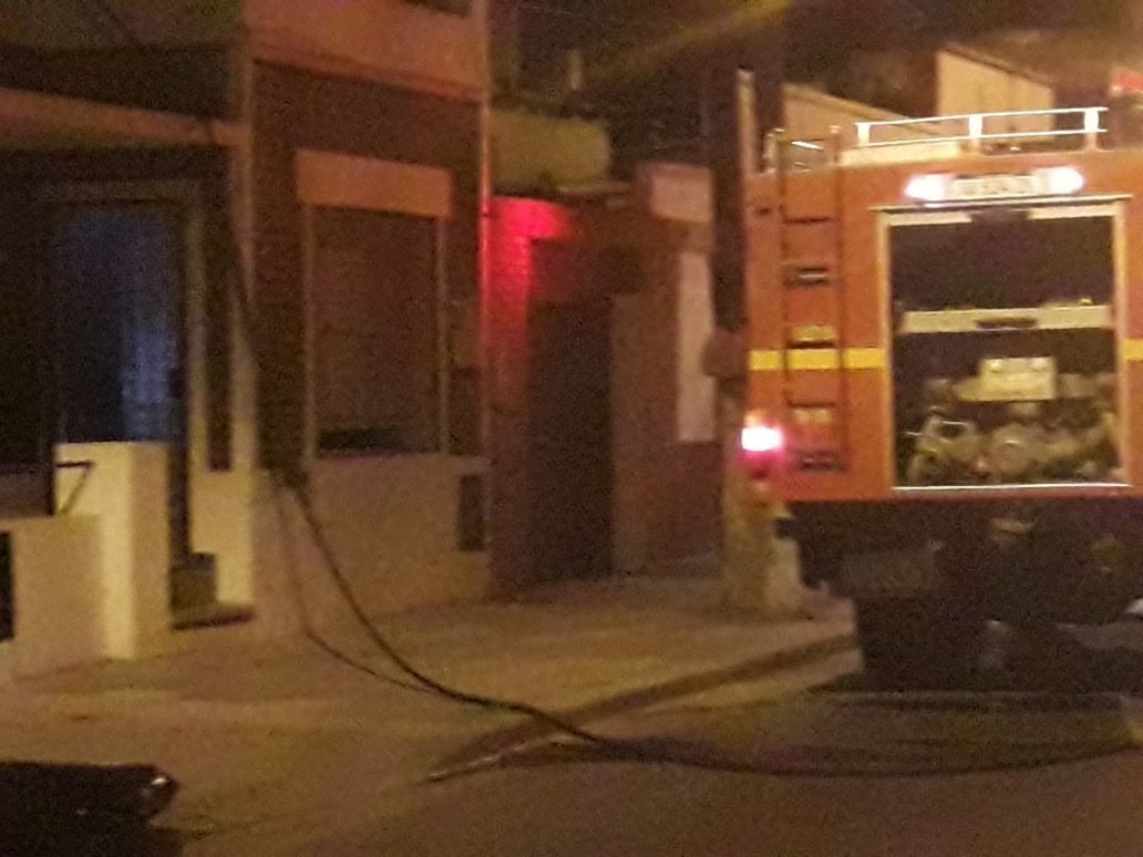 LuciaPortos's tweet photo. Los bomberos de Pilar llenan el tanque de un vecino de la calle Lorenzo López porque la red no tiene presión. Hasta cuando @NicoDucote nos va a someter al escarnio de Sudamericana? https://t.co/diorcv6KQF