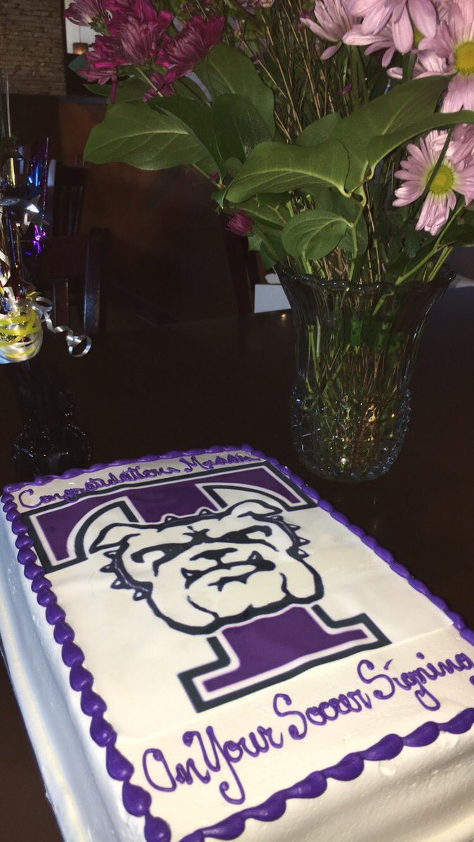 mhendo9's tweet photo. Officially a bulldog! 💜⚽️ Big thank you to my family and coaches! @TrumanWS https://t.co/GboGYPJmht
