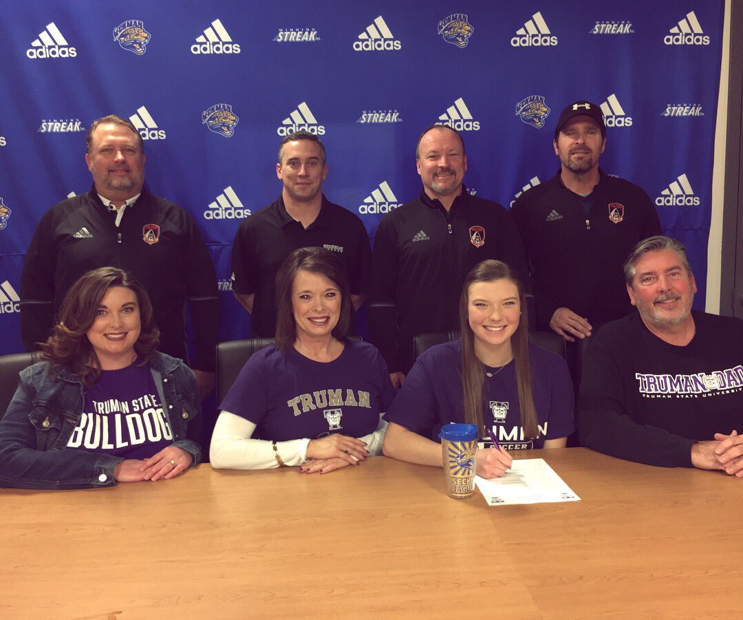 mhendo9's tweet photo. Officially a bulldog! 💜⚽️ Big thank you to my family and coaches! @TrumanWS https://t.co/GboGYPJmht