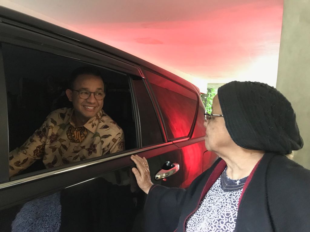 Senyuman Ibunda pagi-pagi tadi sambil mendoakan, “Bismillah, Insya Allah lancar urusan-urusannya ya, Nies.“

Matahari boleh saja sembunyi pagi ini di Jakarta, tapi mata hati tetap bersinar terang... 

Semangat datangnya dari mata hati, bukan matahari. Selamat pagi, Semua!

*ABW