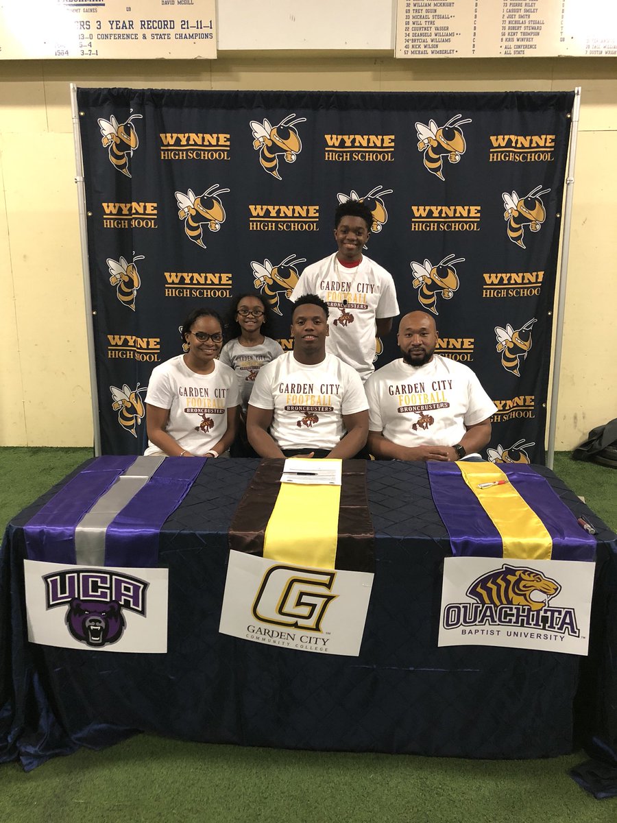 tavonhicks7's tweet photo. Officially signed and committed to @GCCC_FOOTBALL! Family support means everything to me! #Broncbusters https://t.co/uRLdaA5jKn