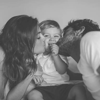 » te abrazare mucho y te llenare de besos,mi niño precioso.

Te amo mucho mi pequeño Dy ♡

Con amor.

ʍɑʍá.