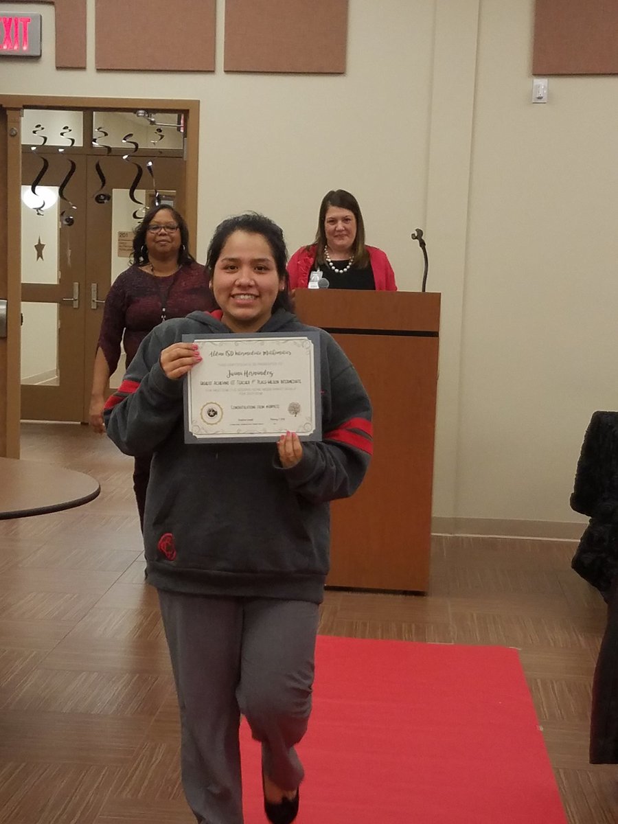 tachambers01's tweet image. @jherwilson accepting award for highest SMART goal percentage! #wilsonproud17 #sixthgrademathrocks