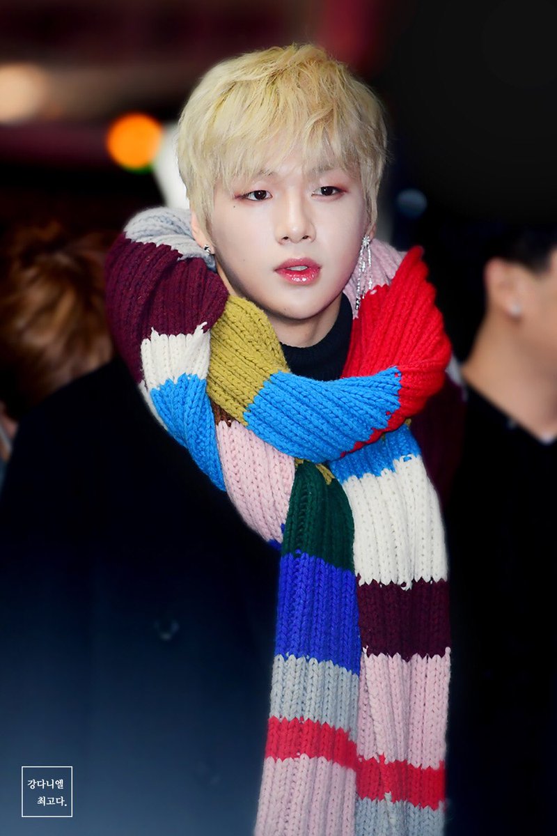 thumbs_up1996's tweet photo. 180113 인천공항 마카오 출국

이 날 귀걸이도 예뻤지만 네가 더 이뻐ㅠㅠ
강다니엘최고다.

#강다니엘 #워너원 #WANNAONE #Daniel #KangDaniel #워너원출국 https://t.co/dbllIqqWSk