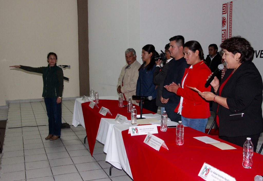 PRIQueretaroCDE's tweet photo. La Secretaria general del CDE, @chelaqro, encabeza la Entrega de Constancia y Toma de Protesta a Celia Durán Terrazas, Candidata a la Presidencia municipal de Huimilpan. #QroNosUne https://t.co/prEb5pA25e