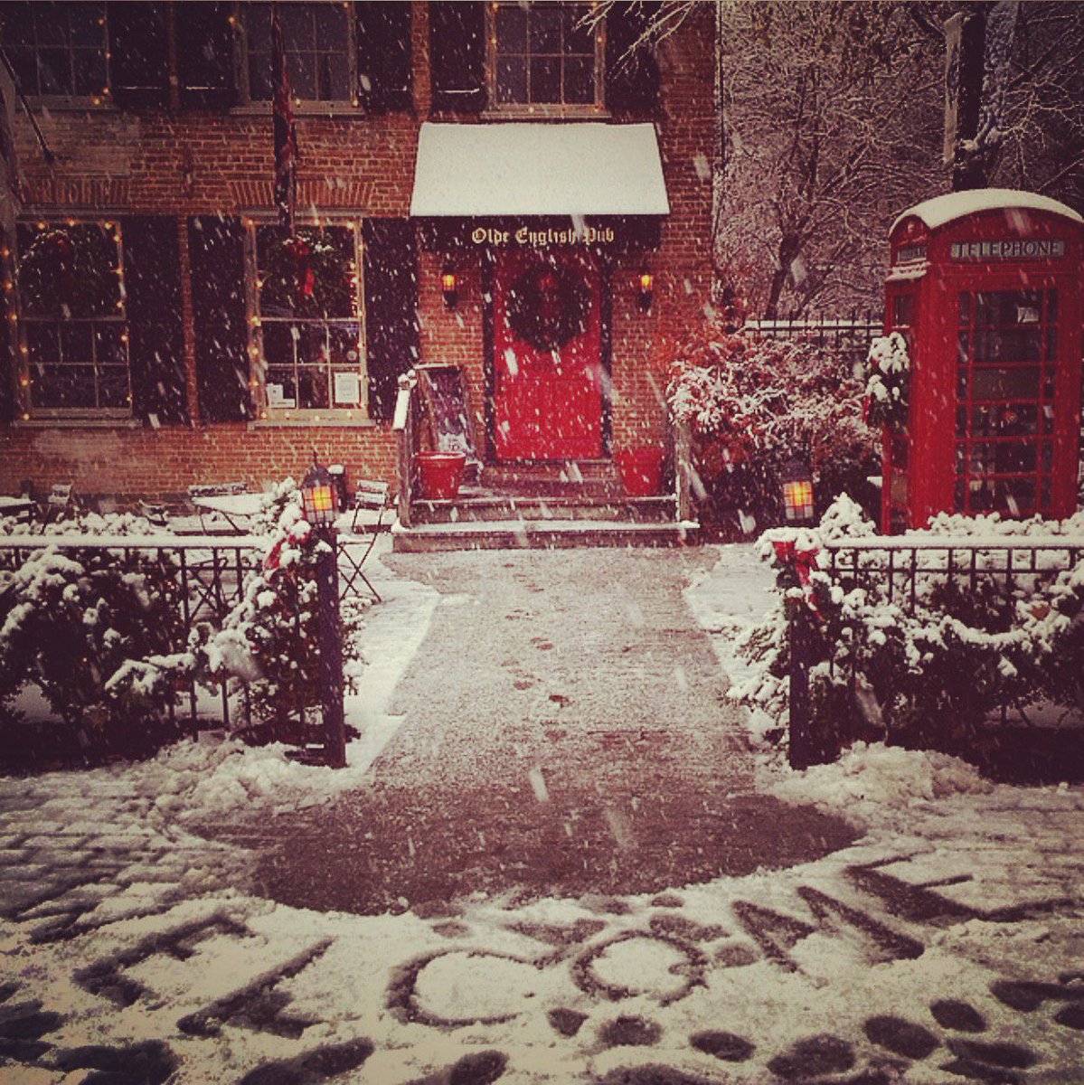 Beer is flowing &amp; we’ve got homemade crisps &amp; soups available until we close! 
*call ahead after 10pm, in case we close up the whole shop a little early tonight. Full menu not available after 8:30pm* 
518-434-6533
#oldeenglishpub #littlehousewithbeerinit #snowday #downtownalbany