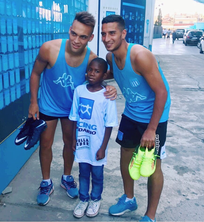 #Yemari el nene que sufrio el terremoto de Haití, hincha de Racing <a href="/RacingSolidario/">Racing Solidario</a> #LautaroMartinez <a href="/SoyYoElPepo/">El Pepo ( oficial ) Ruben dario Castiñeiras</a>