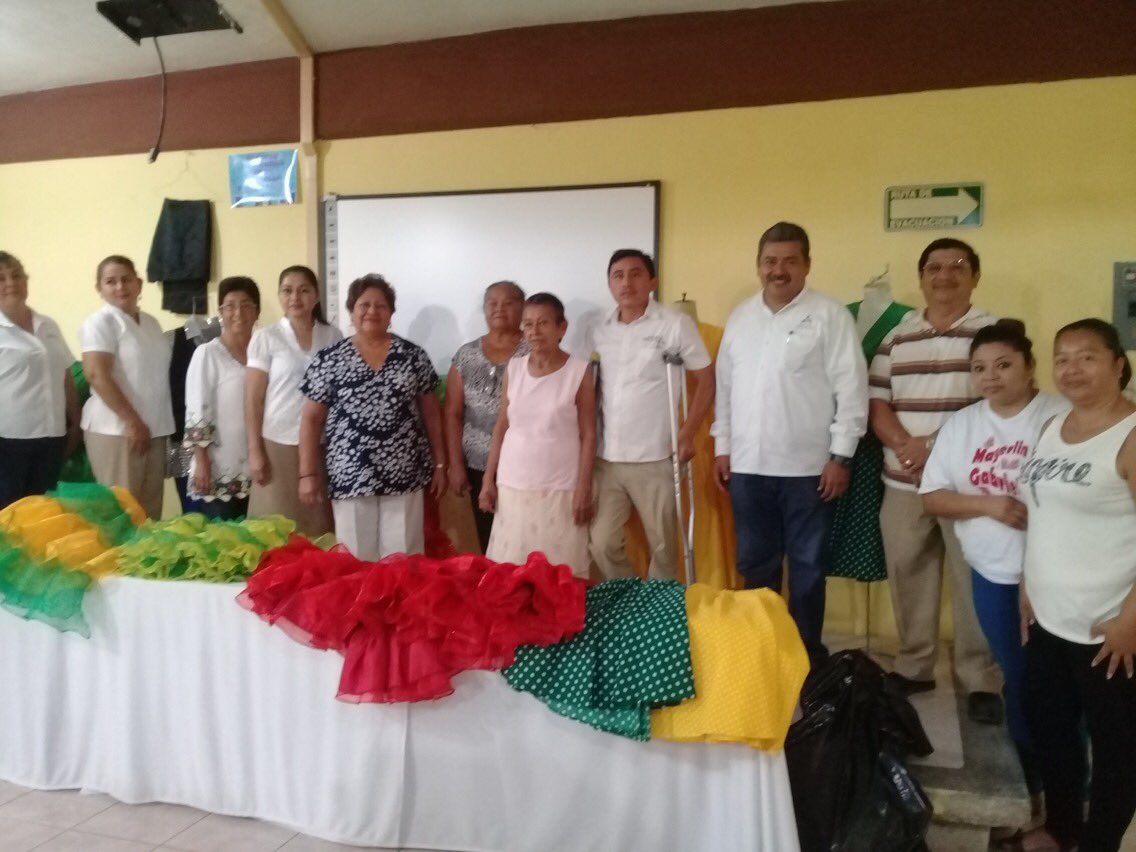 Icatcam's tweet photo. El #Plantel03Escárcega del #ICATCAM entregò los trajes de los reyes del #INAPAM y #COMDIS para el Carnaval 2018 del Sistema DIF de Escárcega. El vestuario fue elaborado por los instructores de los cursos de Corte y Confección. https://t.co/JbJKWf9BzA