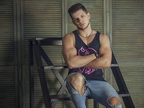 #Gaymuscle #live #musclecam - See Big and Thick Derrick Gallagher NAKED at https://t.co/zDbZsDyOz5! https://t