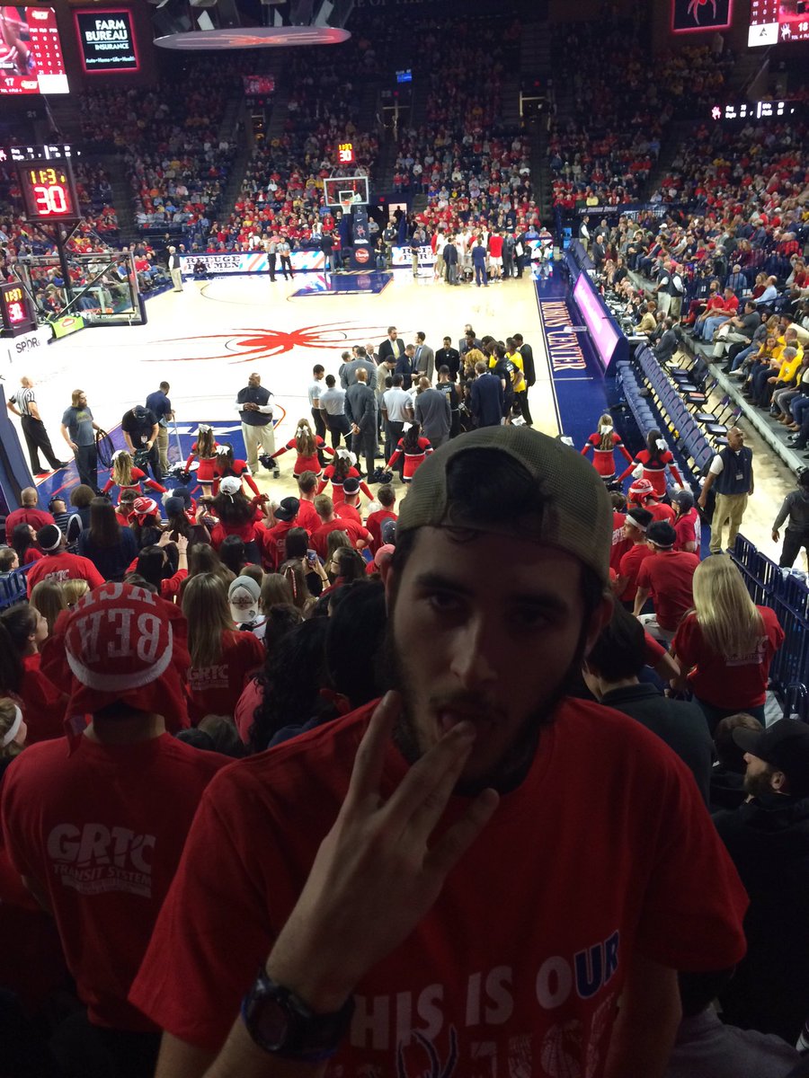 ThePalaceGuard's tweet photo. Eatin dubs #RollSpides #WhereIsShaka #FuckVCU https://t.co/rsl1ZM17uG